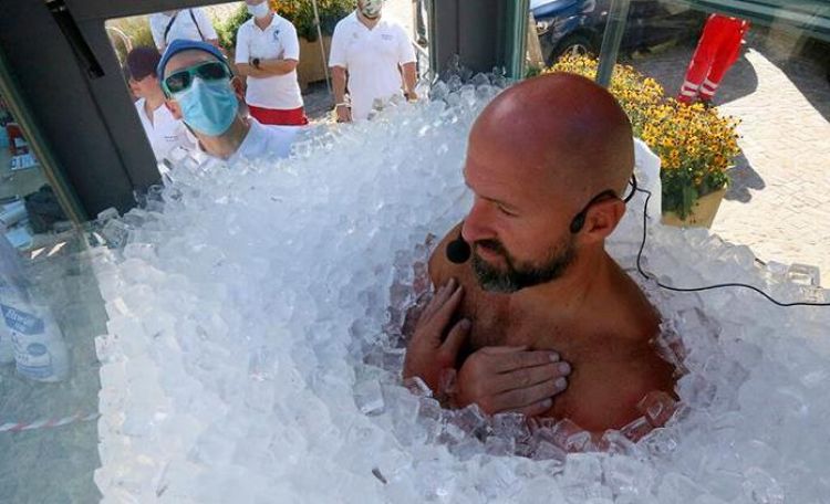 Un austríaco en bañador permanece 2,5 horas en un cabina llena de hielo