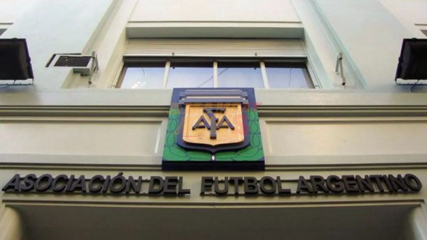 Allanan oficinas de la AFA y de 17 clubes por presunto lavado de dinero
