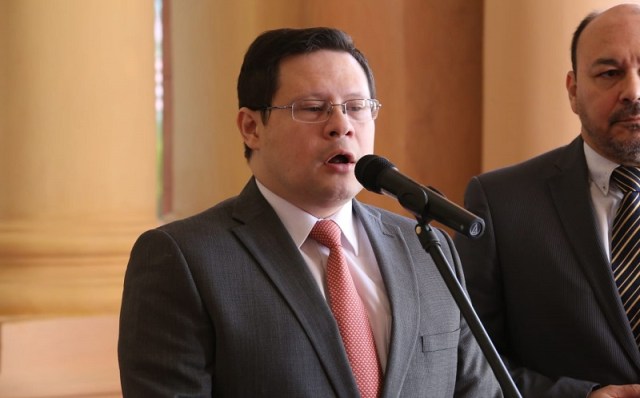 «No existen argumentos para ajustar precio de combustibles», según Hacienda