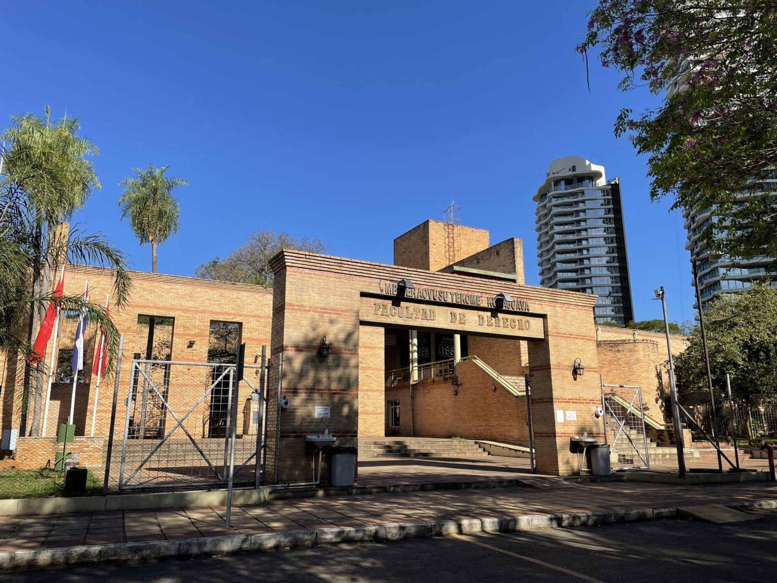 Descartan bomba en el predio de la Facultad de Derecho UNA