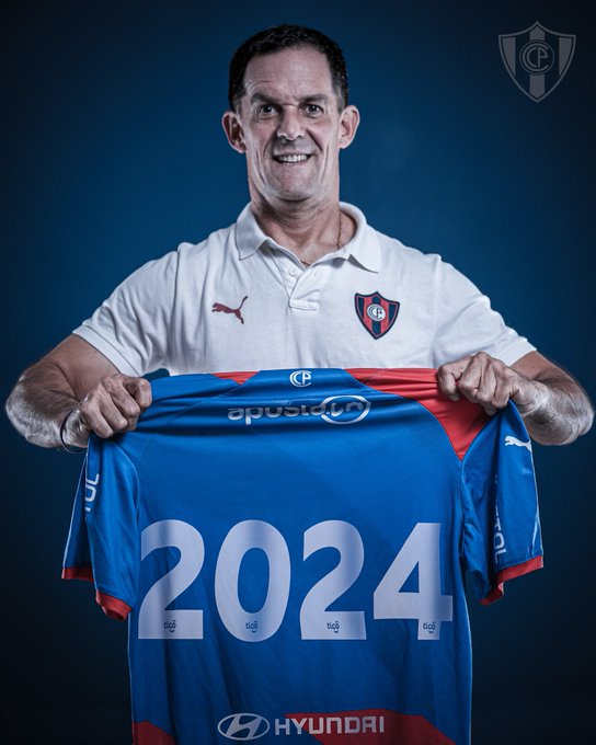 Víctor Bernay, de interino a principal entrenador de Cerro Porteño