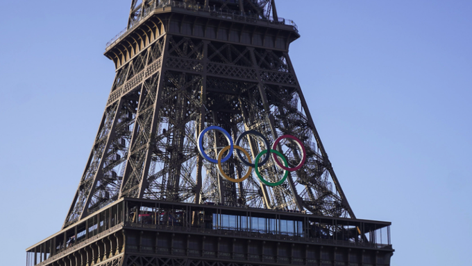 Los anillos olímpicos ya lucen en la Torre Eiffel