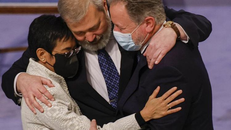 Los periodistas críticos con el poder Maria Ressa y Dmitri Muratov reciben el Nobel de la Paz
