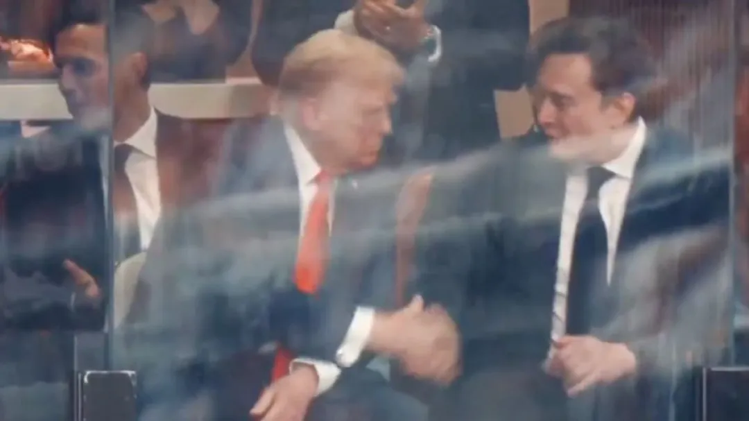 Captan a Musk y Trump juntos de nuevo; se saludan durante el memorial de Charlie Kirk