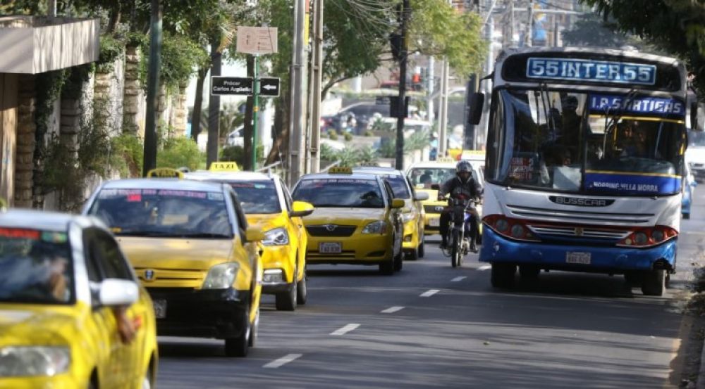 Taxistas anuncian paro nacional para exigir regulación de MUV y Uber