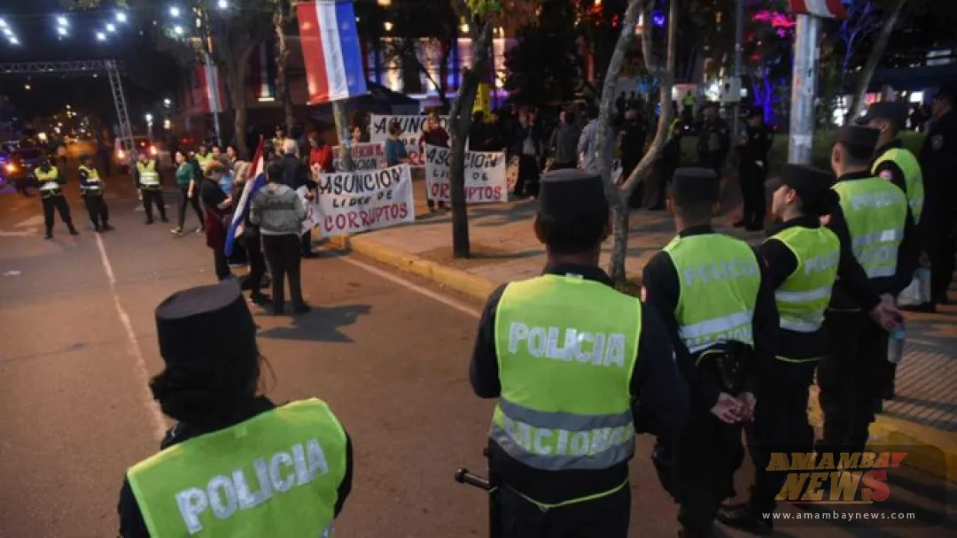 Policías intentan evitar manifestación contra Nenecho en medio de festejos de Asunción