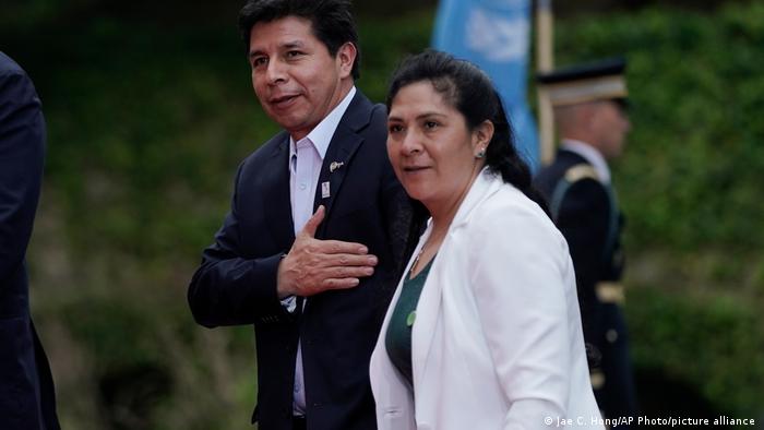 Esposa de Castillo llega a México junto al embajador Pablo Monroy