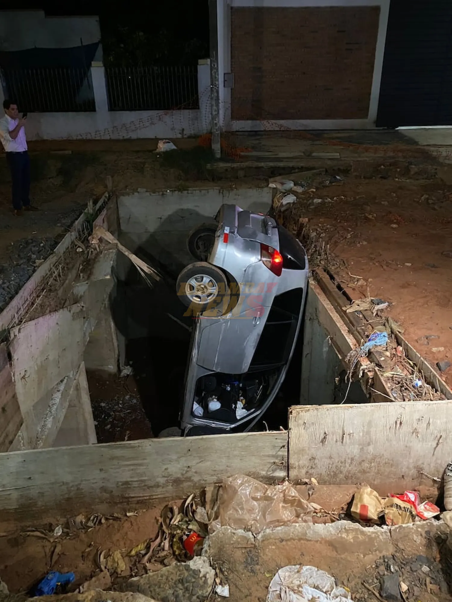 Automóvil cayó en pozo de paralizada obra pluvial en el barrio San Pablo de Asunción