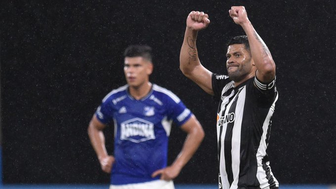 Paulinho y Hulk ponen a Mineiro en fase de grupos