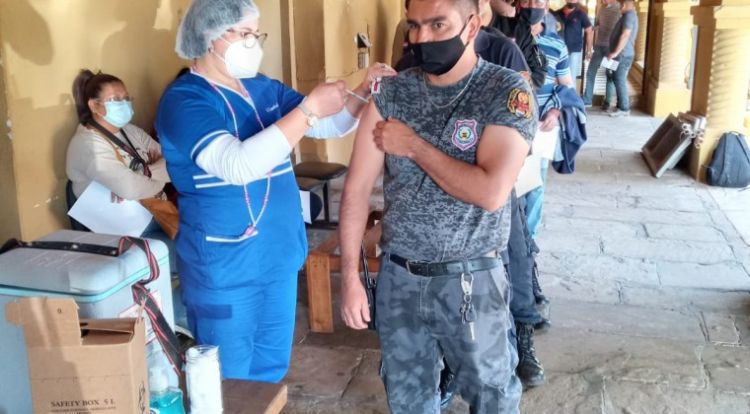Unos 2.000 agentes penitenciarios y educadores del Ministerio de Justicia se vacunan hoy