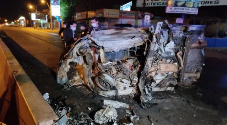 Choque y posterior incendio: joven muere calcinado dentro de su vehículo