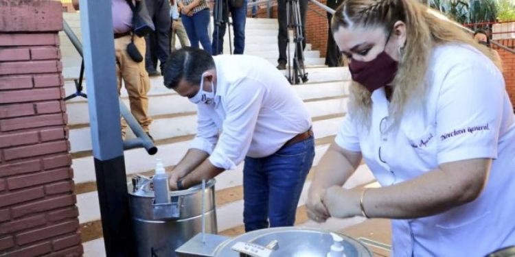 En simulacro de vuelta a clases, Petta se expuso a críticas y burlas