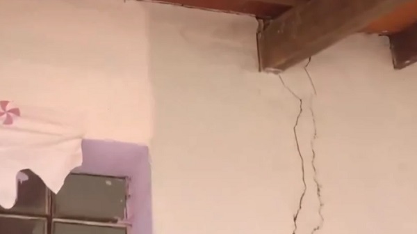Familias protestan por peligro de derrumbe en escuela asuncena
