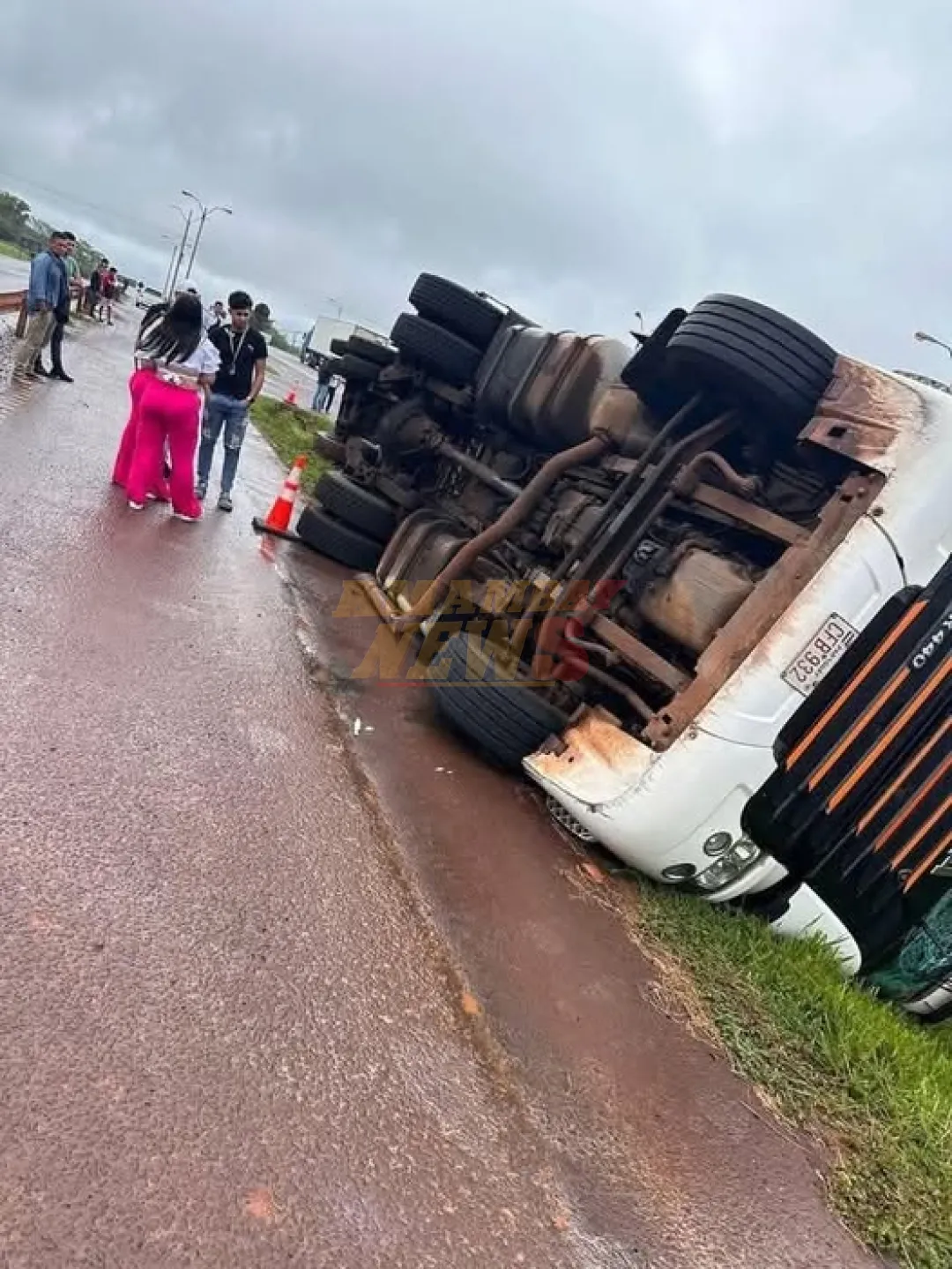 Vuelco de camión de gran porte en Minga Guazú