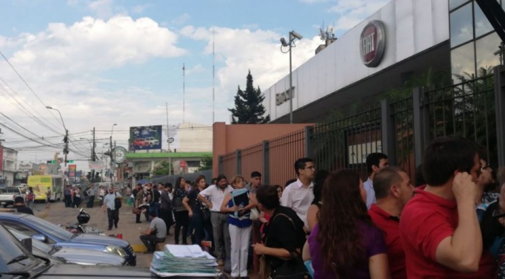 Más de una cuadra de fila en Registro Público por huelga de funcionarios