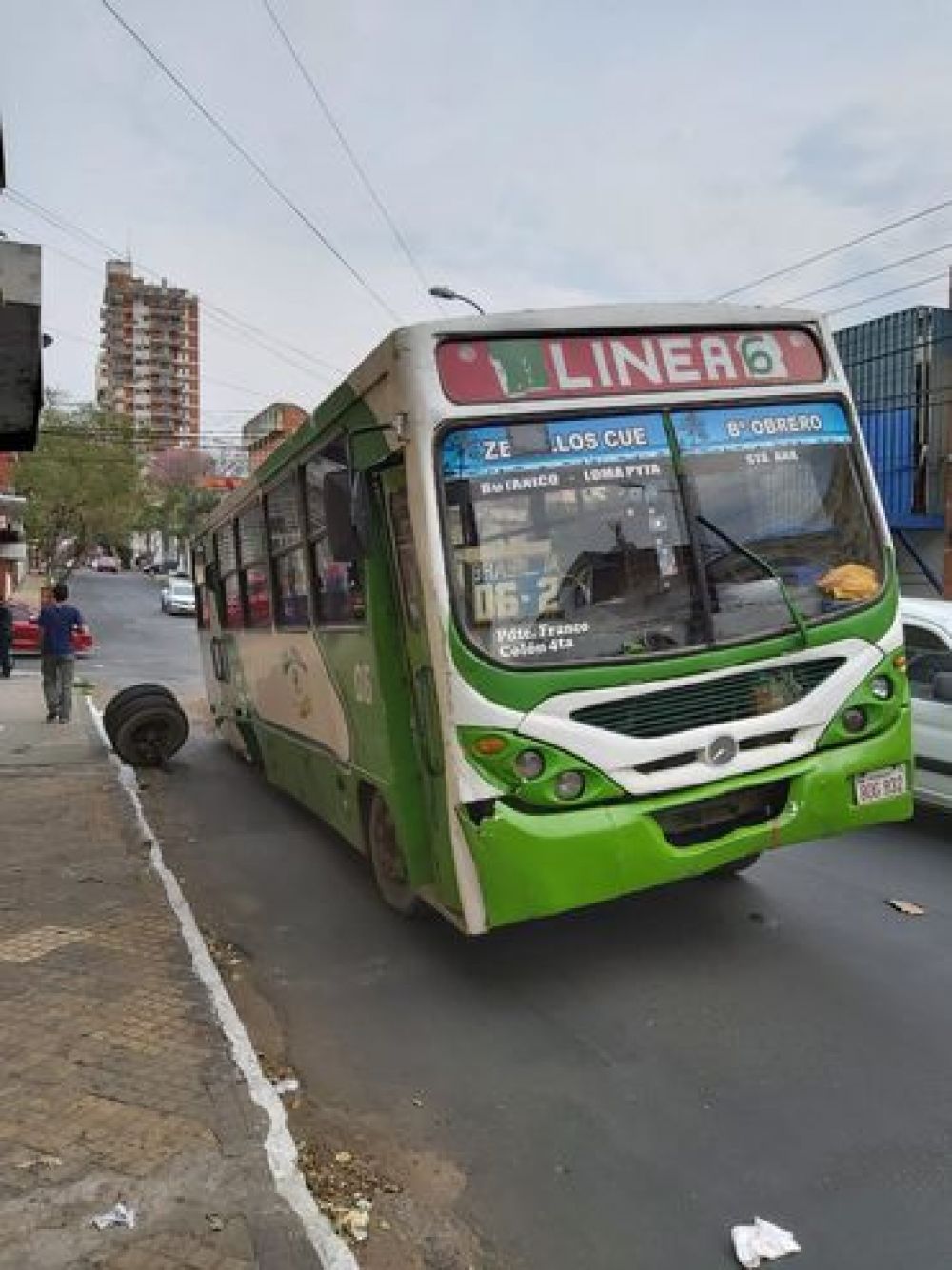 Colectivo chatarra pierde las ruedas en pleno centro de Asunción