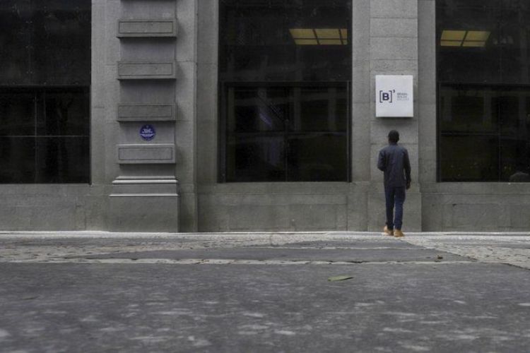 Bolsa de Brasil cae tras dimisión de ministro de Salud