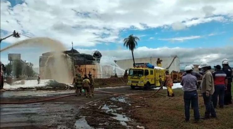 Tras lucha maratónica, bomberos logran apagar el fuego en Petropar