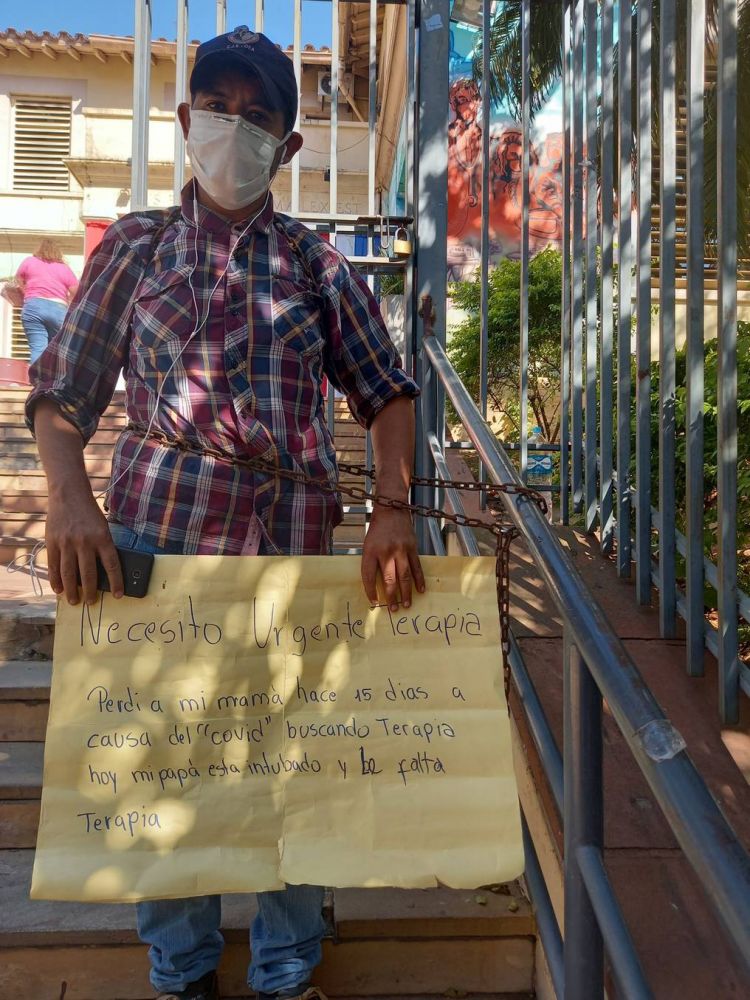 Hombre se encadena frente al Ministerio de Salud pidiendo urgente una cama de UTI para su padre
