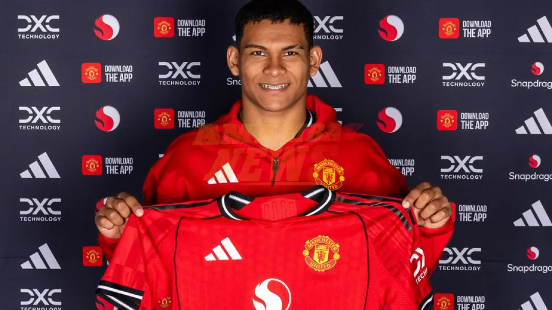 Diego León, presentado en el Manchester United