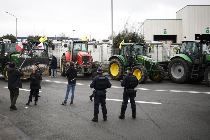 Agricultores protestan en Bruselas con un millar de tractores durante cumbre europea