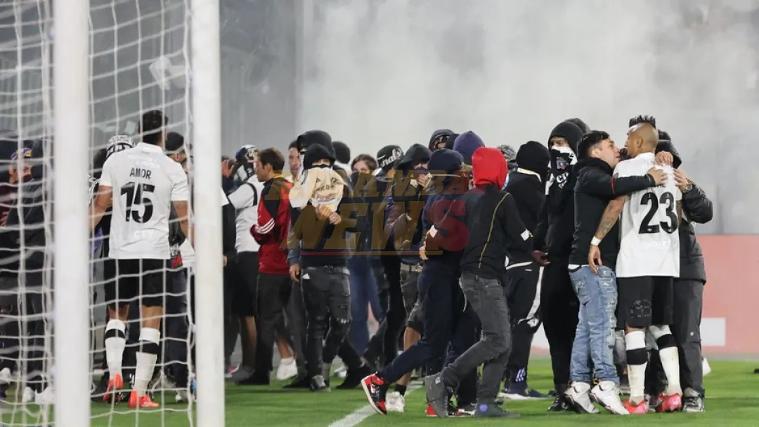 Dos hinchas fallecen tras choques entre hinchas de Colo Colo y policías en Santiago