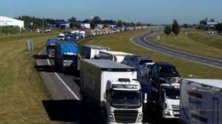 Camioneros seguirán movilizados al menos hasta el martes y advierten que van a sitiar Asunción