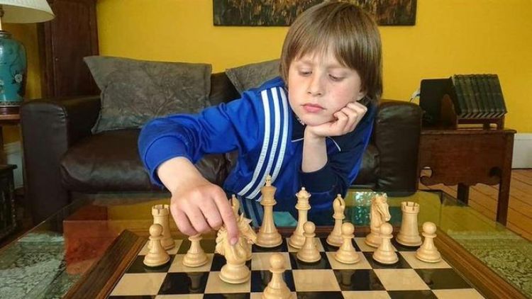 El niño de 10 años que derrotó a un gran maestro de ajedrez pero no lo contó en la escuela