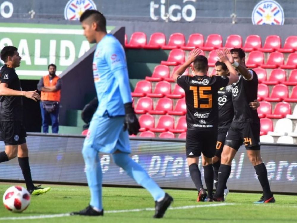 Roque salva el invicto del tricampeón en el último suspiro