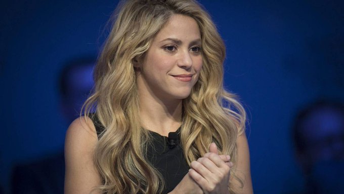 Shakira niega una relación sentimental con su instructor de surf