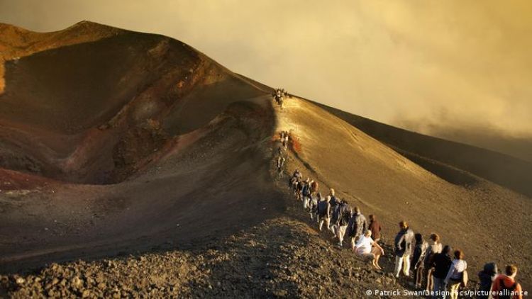 El misterio del cadáver con corbata hallado en una cueva del monte Etna en Italia