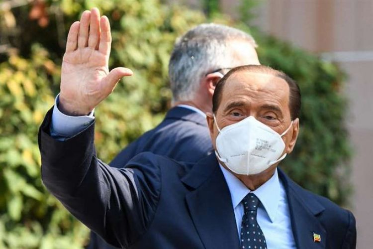 Ex primer ministro italiano Silvio Berlusconi abandona el hospital