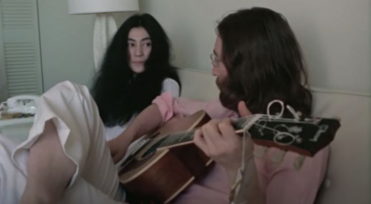 Sale a la luz un nuevo video de John Lennon ensayando "Give Peace a Chance"