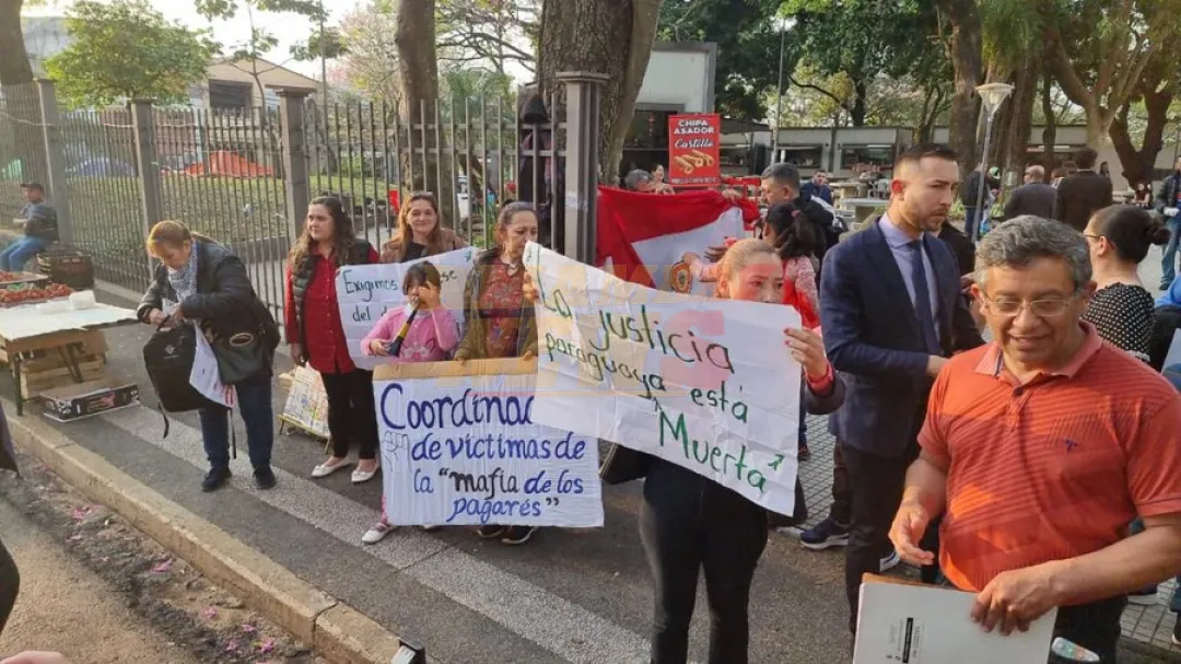 Ministro Santander recibió a las víctimas de los pagarés