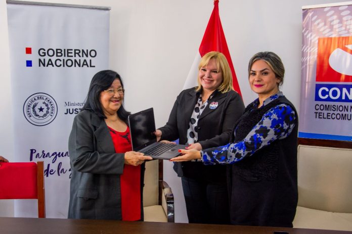Conatel dona computadoras con internet para la enseñanza de mujeres privadas de libertad