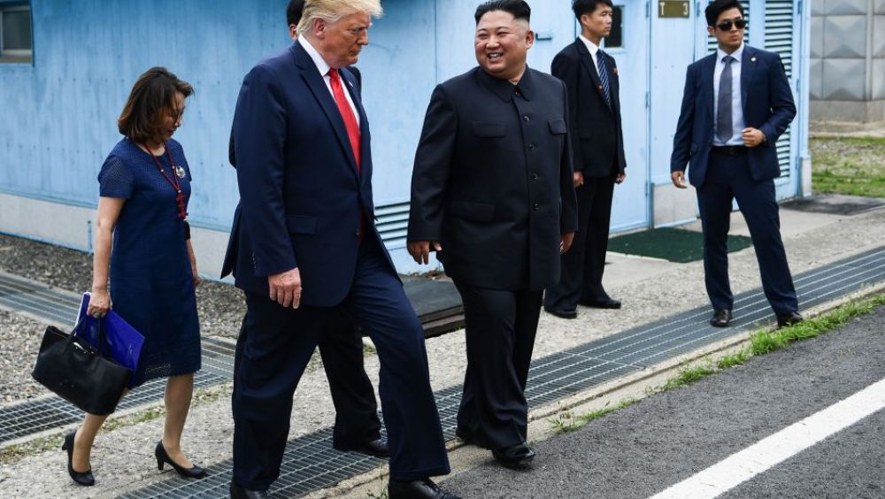 Donald Trump entra a Corea del Norte con Kim Jong Un