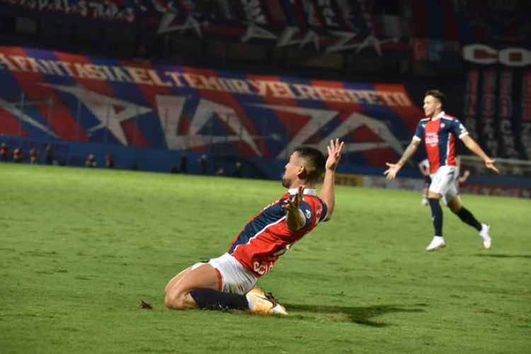El superclásico se tiñe de azulgrana y la cima también