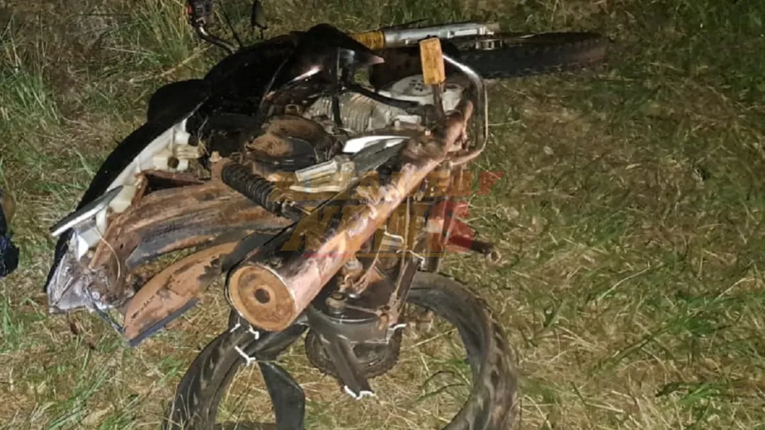 Tres hombres a bordo de una moto mueren arrollados por un camión en Coronel Oviedo