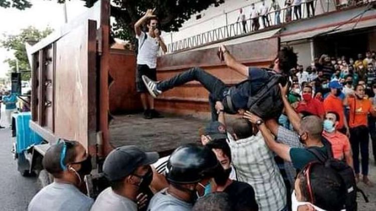 “Me lanzaron a un camión de basura”: el testimonio de un artista arrestado en las protestas de Cuba