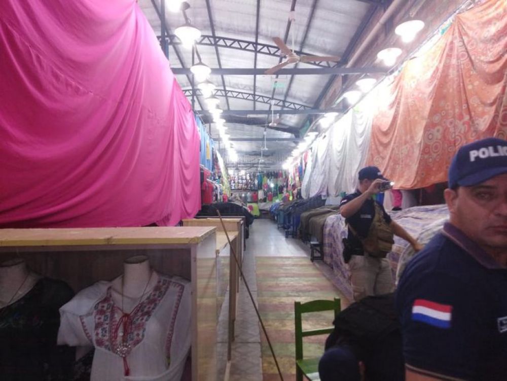 Allanan comercios bolivianos en el Mercado 4