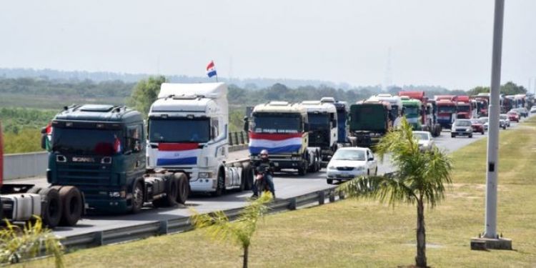 Camioneros estudian propuesta del Gobierno y hoy deciden si levantan o no el cierre de rutas