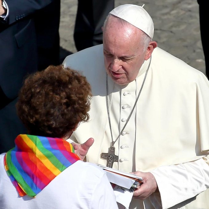 El Papa critica la “hipocresía” contra la bendición de parejas del mismo sexo