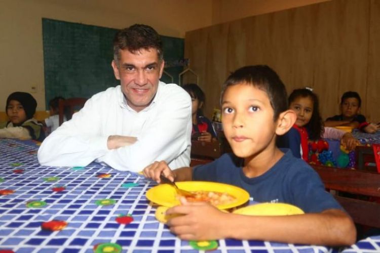 Gobernador verificó y compartió el almuerzo escolar con alumnos del barrio General Genes