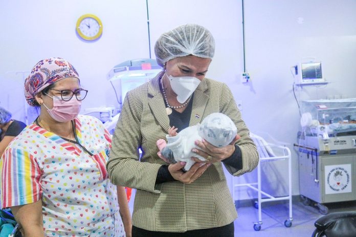 Ministra visita hospital donde dio sus primeros pasos en Salud Pública