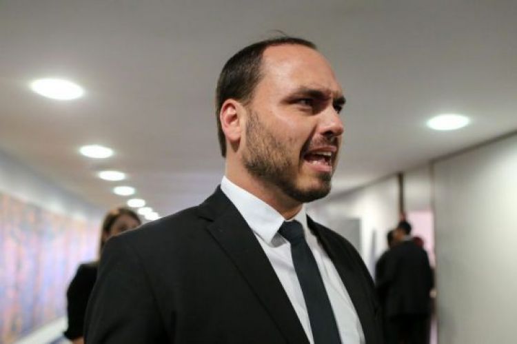 Políticos sospechan que Carlos Bolsonaro estableció un sistema de información para su padre