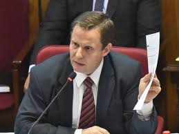 Recomendó a los periodistas a leer la ley que organiza la Corte