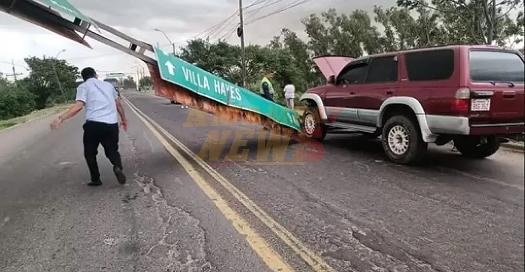 Cartel del MOPC cae sobre familia en el puente Remanso