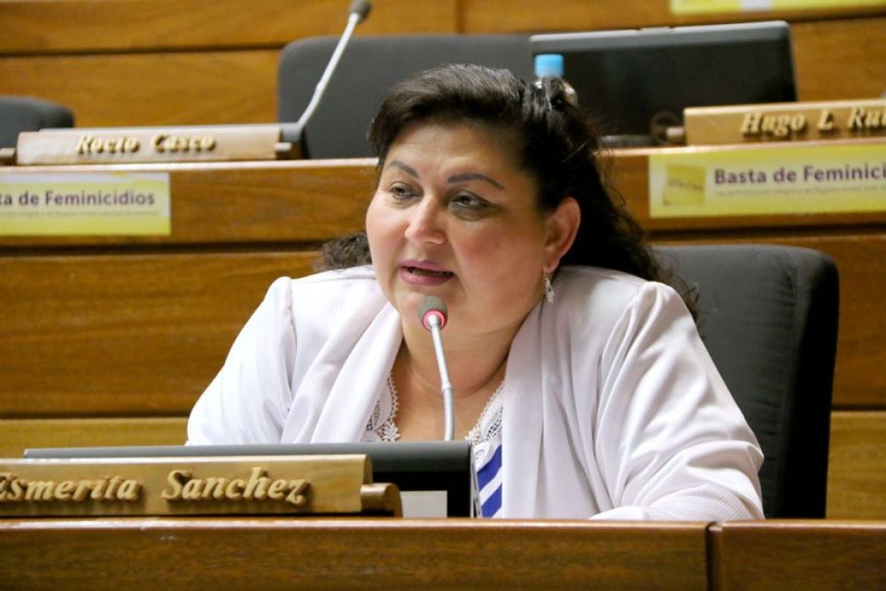 Esmérita Sánchez trata de madrina de escraches a Kattya González