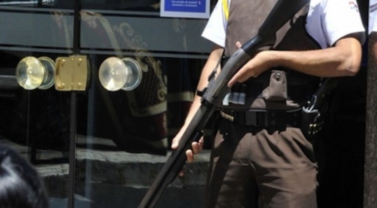 Guardia de seguridad que estuvo trabajando en un banco dio positivo a COVID-19
