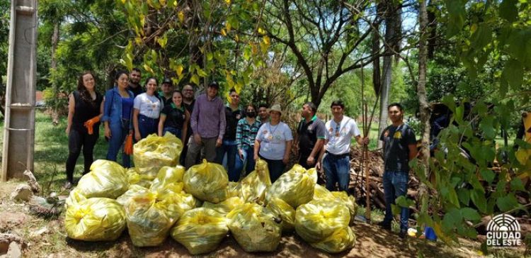Municipalidad despeja de escombros y residuos el cauce del arroyo Amambay